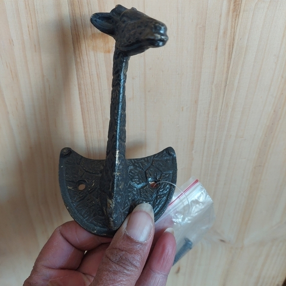 Vintage Decorative Metal Giraffe Wall Hook - Picture 2 of 7